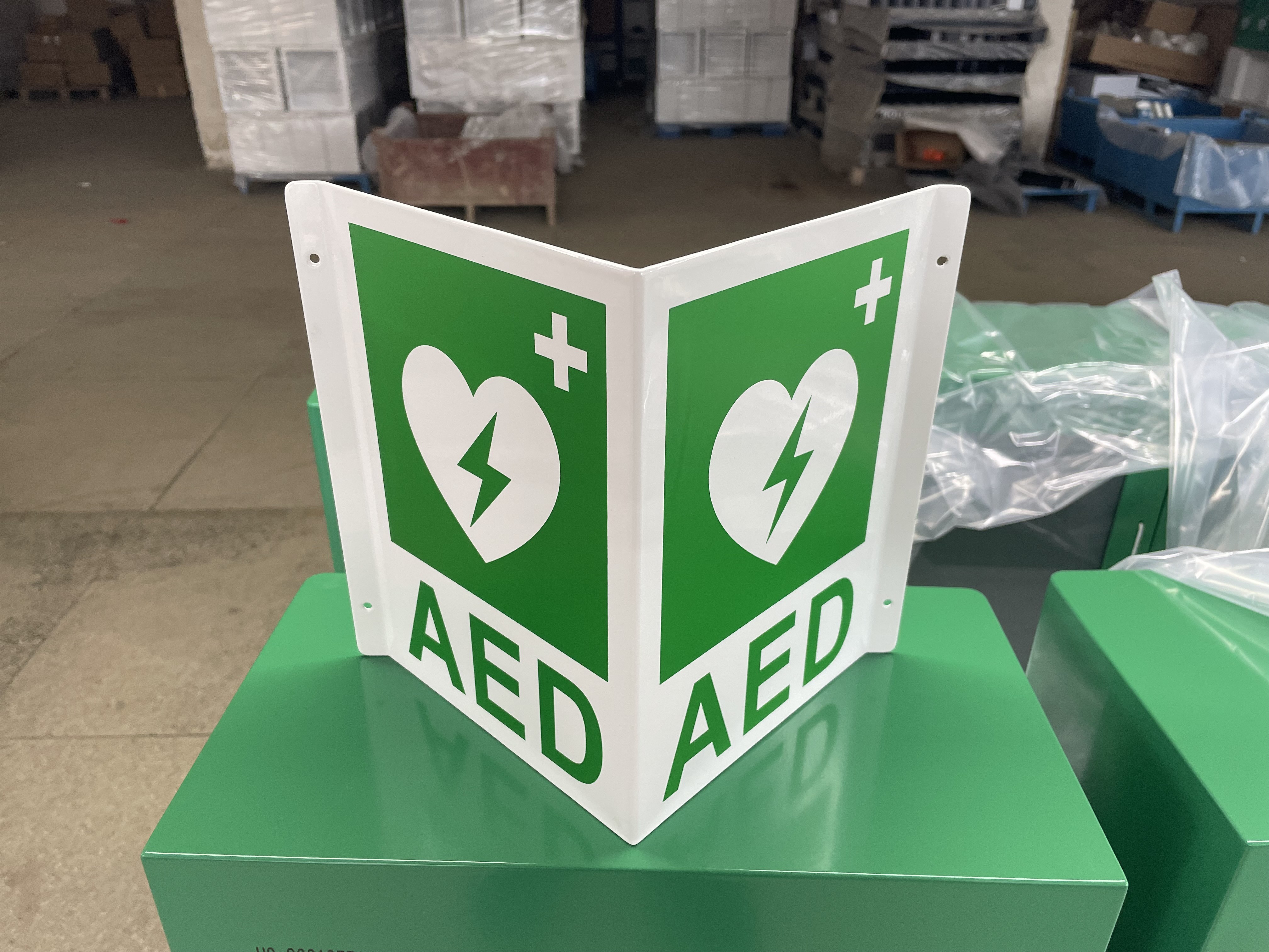 White Wall Mount AED Wall Sign Green Plastic Defibrillator AED V Sign 